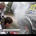 DELFI VIDEO: Vaata, kuidas Tänak ja Mõlder oma põlevat autot Saaremaa rallil kustutasid