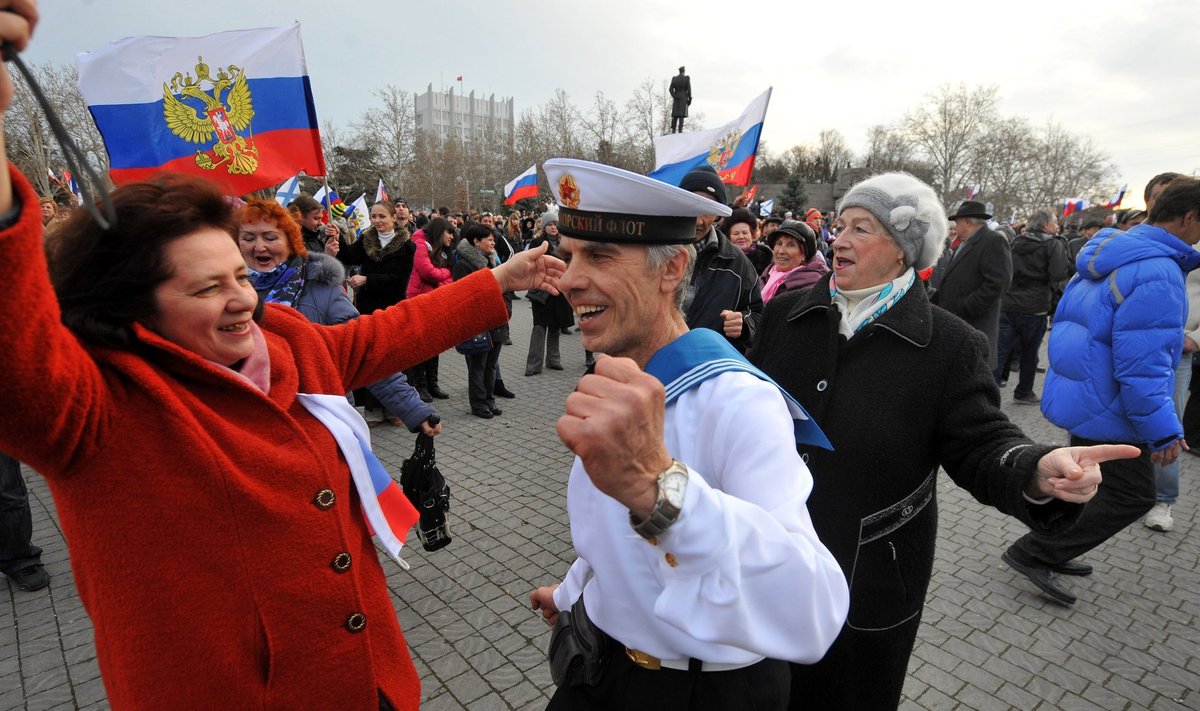Venemaa pooldajad lõid Sevastopolis tantsu juba pärastlõunal. Lävepakuküsitlused näitasid, et Venemaaga liitumist toetas Krimmi „referendumil” 93% vastanuid.