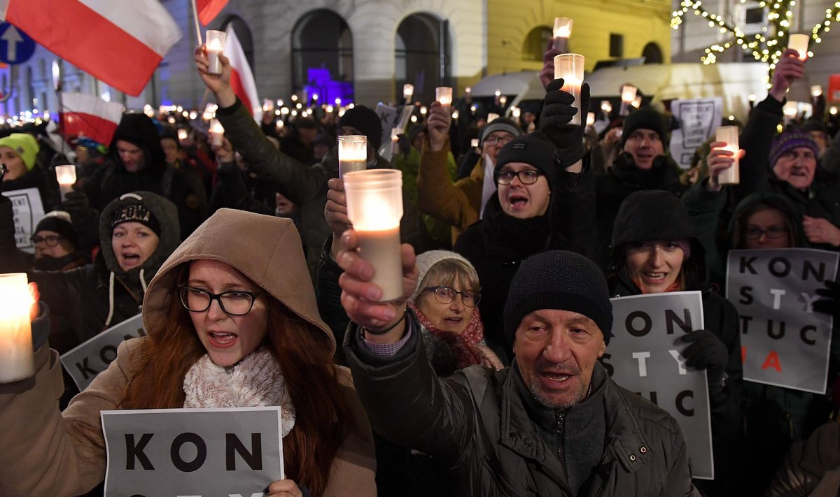 Tuhanded poolakad protestisid möödunud aasta lõpus Varssavi presidendilossi ees vastuolulise kohtureformi vastu. Nad nõudsid, et Poola valitsus lõpetaks kohtusüsteemi sõltumatuse ja õigusriigi õõnestamise.