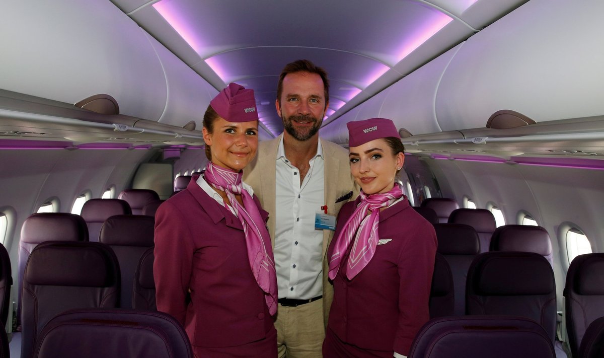 WOW Airi juhatuse esimees Skuli Mogensen 2017. aastal meeskonnaliikmetega nende esimese A321 neo kättesaamisel poseerimas.