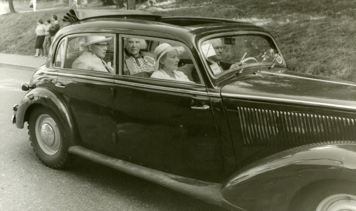 1965. aasta Tartu laulupeol sõidutas minu abikaasa Arnold Petti oma autoga (1939. aasta Mercedes-Benz) laulupeo peadirigendi lauluväljakule. Esiistmel Gustav Ernesaksa abikaasa Stella, taga Richard Ritsing ja Gustav Ernesaks. Foto saatis Urve Lindmaa.