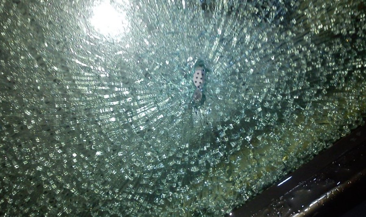 Разбитое стекло машины.