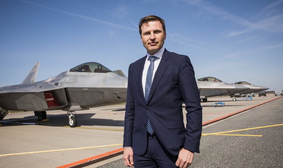 Kaitseminister Hanno Pevkur Ämari lennuväljal selle aasta mais.