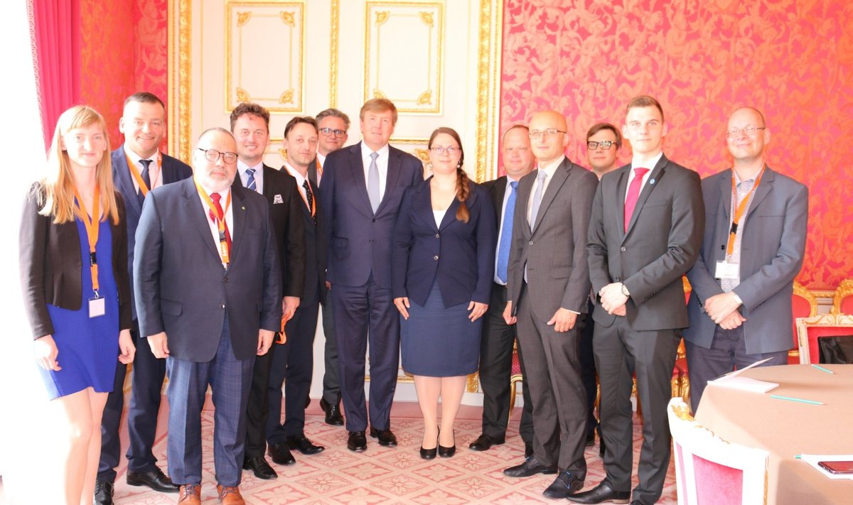 Balti riikide ajakirjanikud Haagis koos Hollandi kuninga Willem-Alexanderiga (keskel)