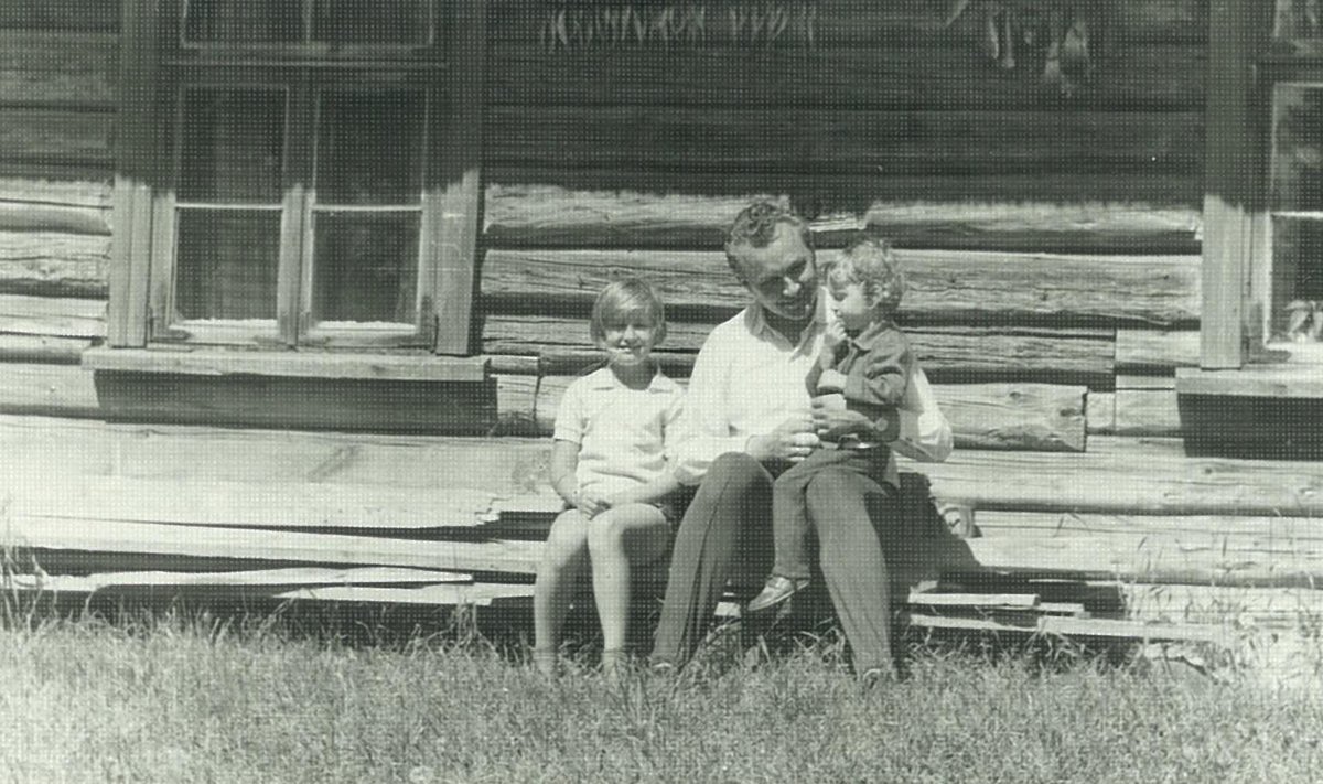 Arnold Rüütel sünnikodus Tooma talus tütarde Marise ja Anneliga 1960ndate lõpul.
