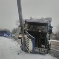 ФОТО: В Нымме грузовик врезался в фонарный столб