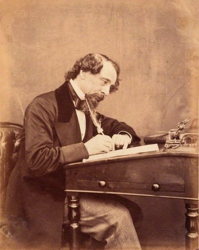 Dickens oma töölaua taga. 
