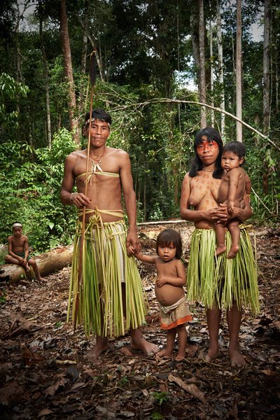 Minu pildikomplekt "Metsast linna" uurib Amazonase vihmametsa inimeste pidevat linnastumisprotsessi. Jõgi on teekond, mille lõpus ootavad elektriühendus, värvilised riided ja magusad joogid. Ning mis kõige tähtsam -  lootus paremale elule. Reaalsus on aga üks kummaline nõiaring, kus metsast saabub inimesi aina juurde, aga linnas pole neil tegelikult midagi peale hakata.Nii kasvavad linnade ümber hiiglaslikud isetekkelised linnaosad, mis on veider düsfunktsionaalne sümbioos linnast ja metsast. Aga unistus jääb.