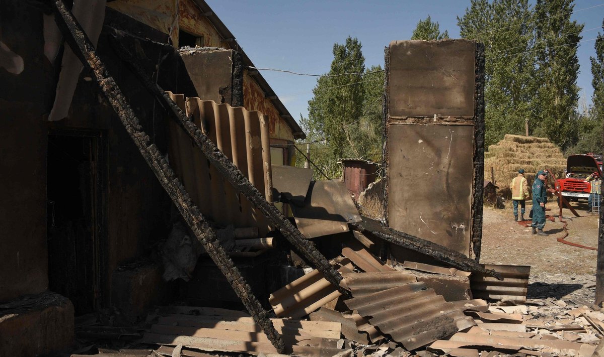 Aserite pommituslaine tagajärg: vaatepilt Armeenias piiri lähedal asuvas Sotki külas.