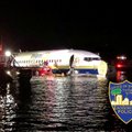 ВИДЕО: Во Флориде Boeing 737 с пассажирами на борту съехал со взлетно-посадочной полосы в реку