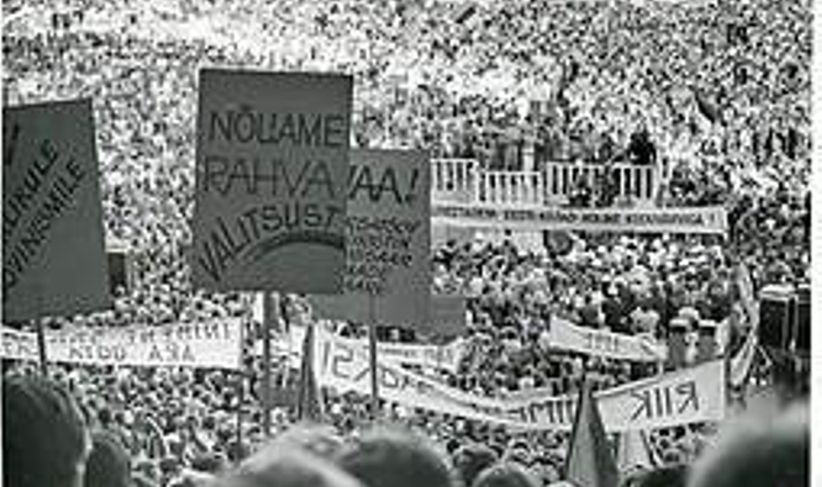 VÕIMAS VAATEPILT: 17. juunil 1988 toetas Lauluväljakul Rahvarinde ja loomeliitude ühispleenumit 150 000 inimest. Kalju Suur