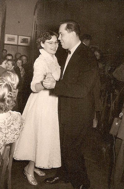 Heli ja Peetri pulmavalss 1. mail 1958. Pruudikleit oli algselt väikese stjuuardkraega, printsesslõikeline ja valgest pesuriidest alusele õmmeldud. Jalas Rootsist saadetud rihmikud.