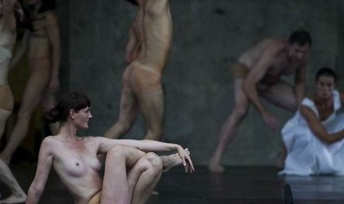 ФОТО: В Германии поставили эротический балет: танцы под водой и голые  актеры - Бублик