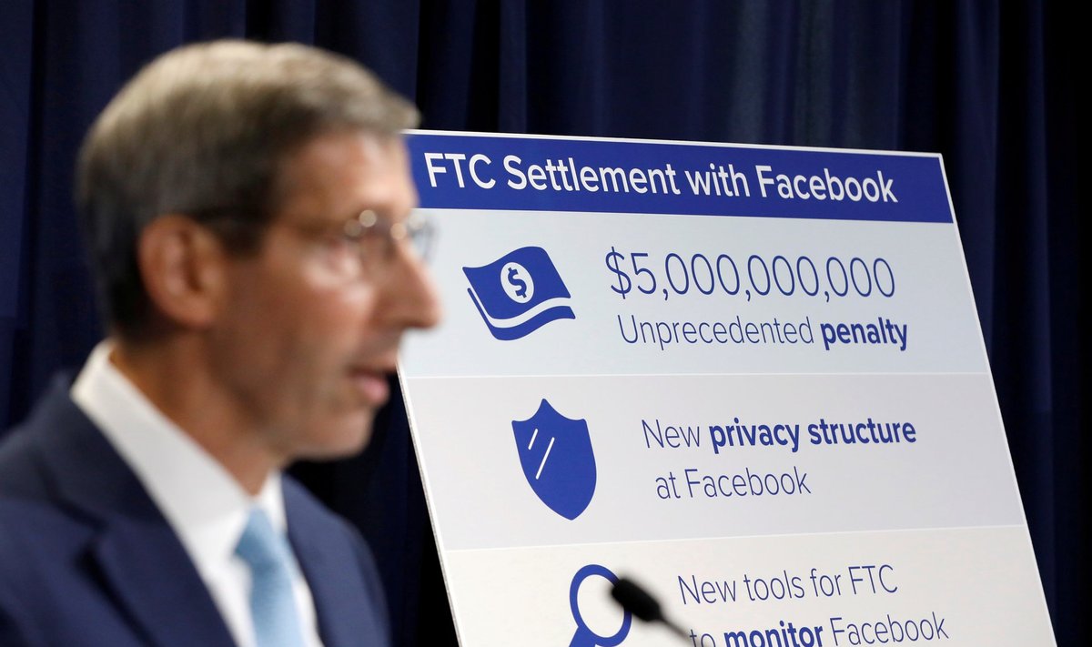 USA tarbijakaitse juht Joe Simons eile Facebooki trahvist rääkimas.