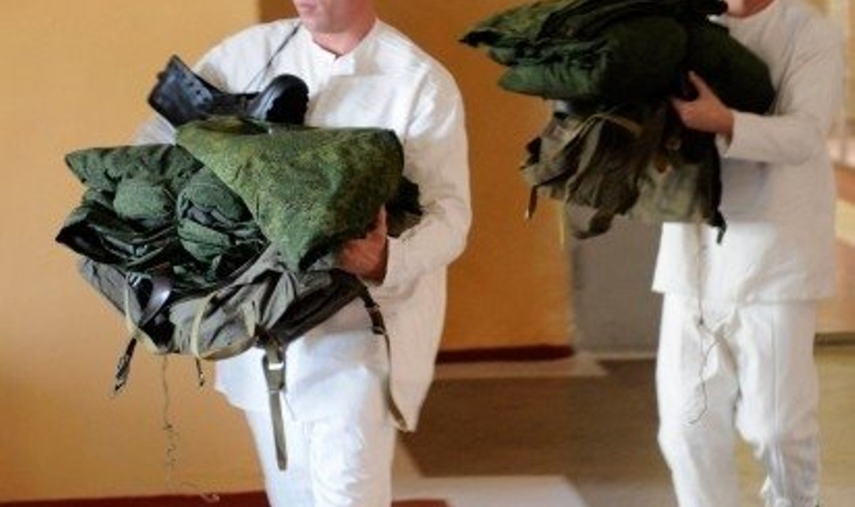 Sõdurpoisid uusi univorme tassimas. Foto Mihhail Mordasov, AFP