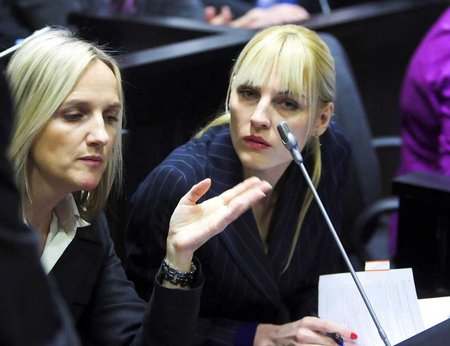 “Õed prokurörid“: Riiklike süüdistajatena astuvad protsessil üles nutikad linalakad Inna Ombler (vasakul) ja Laura Feldmanis. (Terje Lepp / Epl)