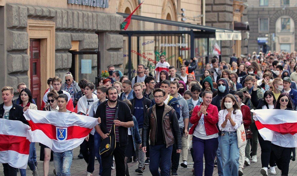 Minski noored alustasid õppeaastat protestimarsiga.