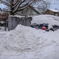 Lugeja: Mustamäel ei pääse paljude kortermajade elanikud linna tegemata töö tõttu autoga liikuma, teisi ähvardab tänaval lumme kinni jäämise oht