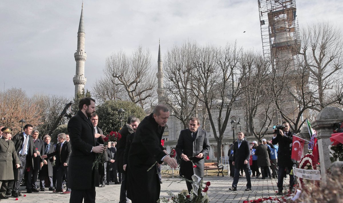 Türgi president Recep Tayyip Erdogan osales leinaüritusel, kus mälestati reedel Istanbuli terrorirünnakus hukkunud Saksa turiste.