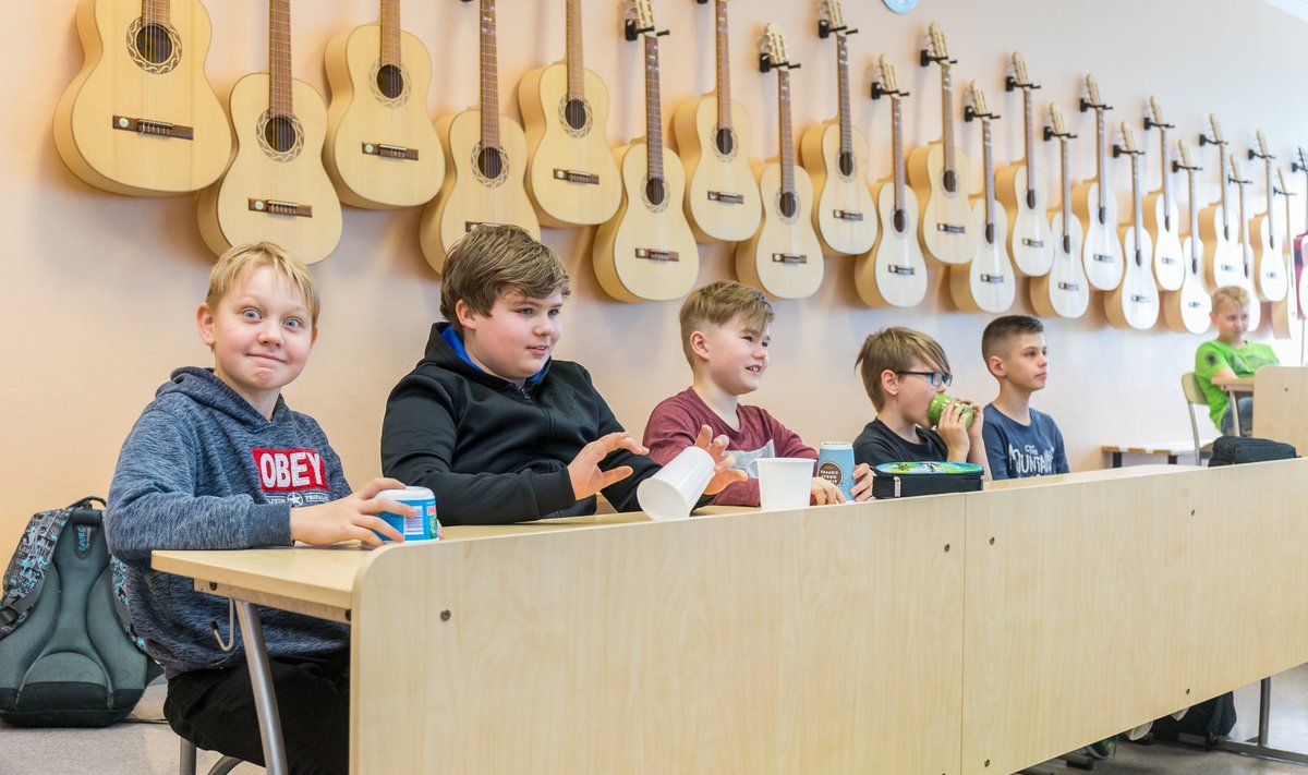 Tartu Kivilinna koolis ei pea ka vähem võimekad muusikatunnis oma hinnete pärast muretsema.