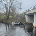 FOTO | Joobes juht sõitis BMWga sillalt Pirita jõkke