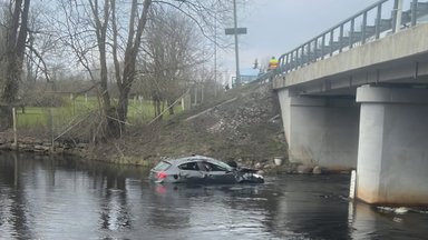 ФОТО | Пьяный водитель на BMW вылетел с моста в реку