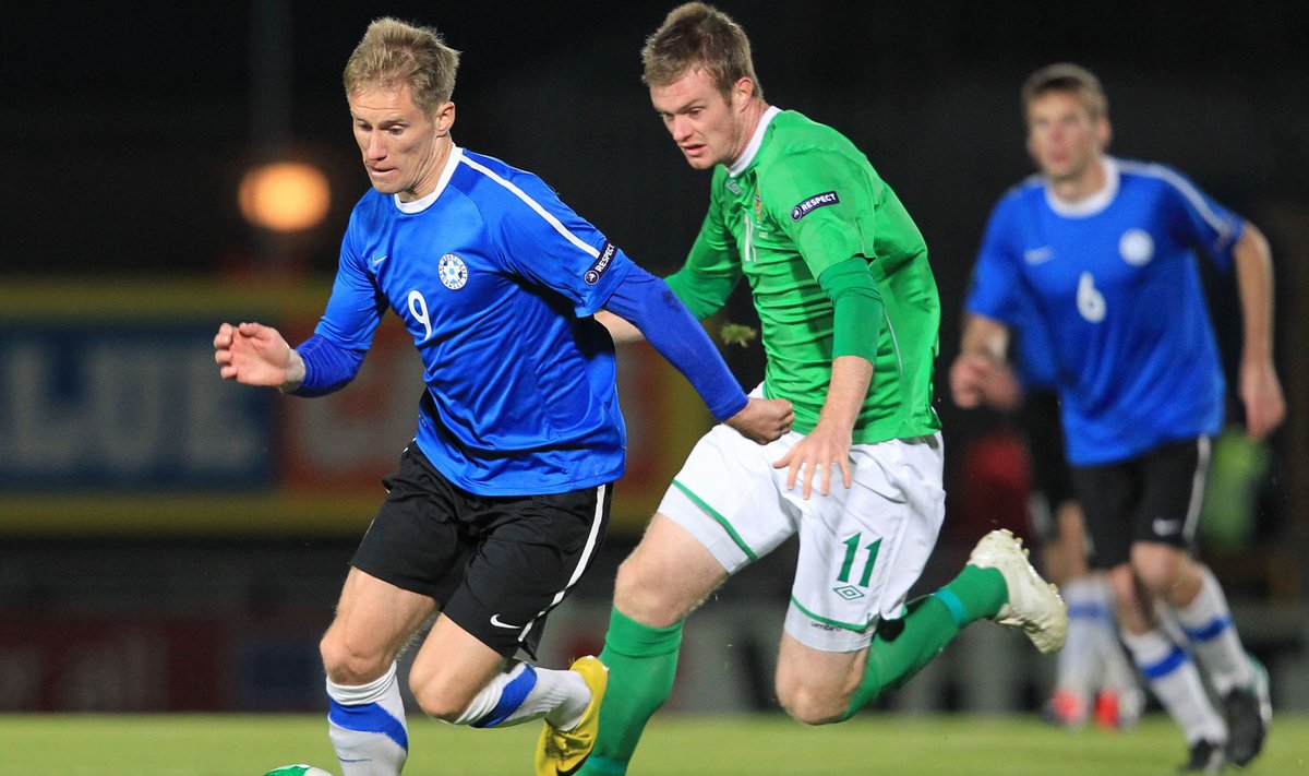 Põhja-Iiri suurim väravakütt Kyle Lafferty (keskel) 2011. aastal Eesti vastu.