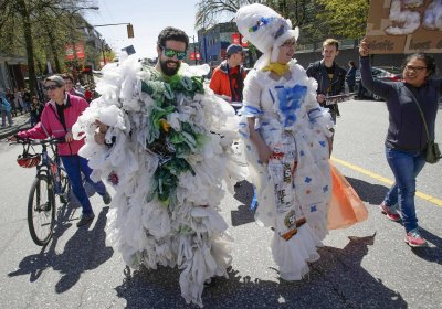 Kanadas Vancouveris korraldati Maa päeva puhuks paraad, milles kanti plastist kostüüme.