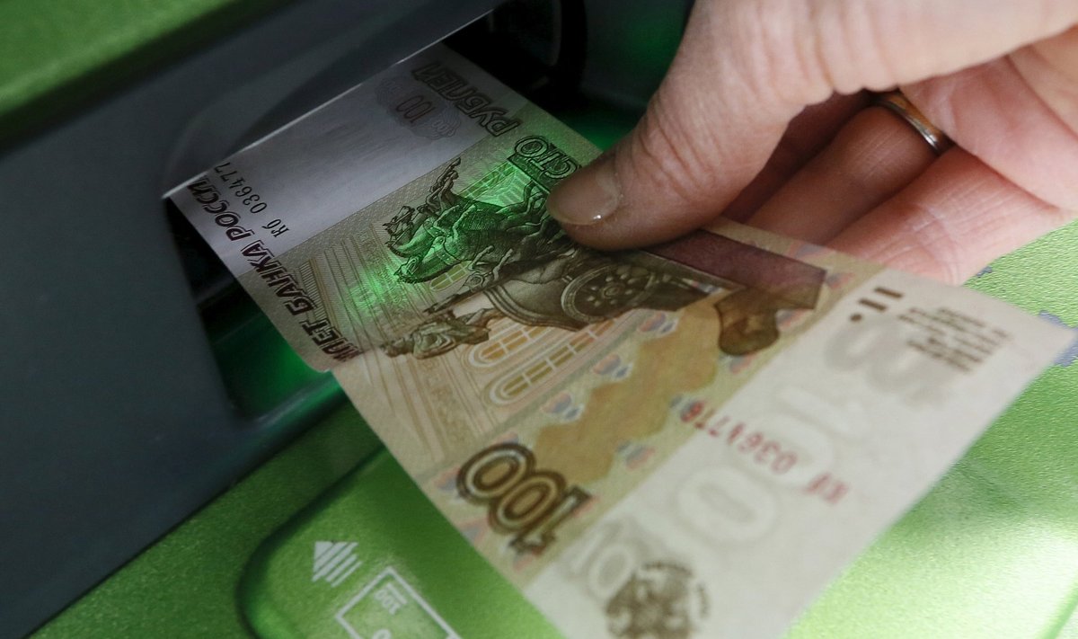 Naine Sberbanki sularahaautomaadist raha võtmas. 