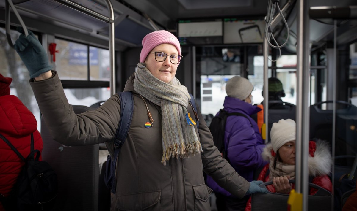 Kalli kütuse tõttu igapäevasest autosõidust loobunud Hanna eelistas soojemal perioodil liikuda rattaga, külmema ilma tulekuga kolis ta ümber ühissõidukisse.
