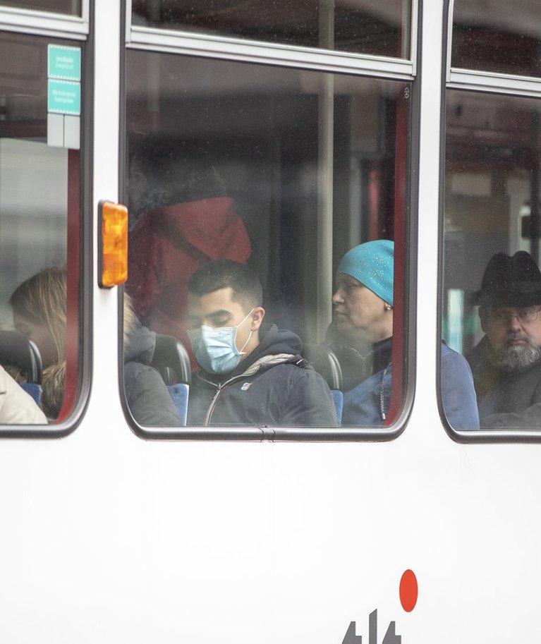 Teadlaste sõnul on viiruse leviku pidurdamiseks ülioluline, et rahvarohketes paikades, näiteks ühissõidukites, kantaks maske. Täna olid maskikandjad Tallinna trammides aga selges vähemuses.