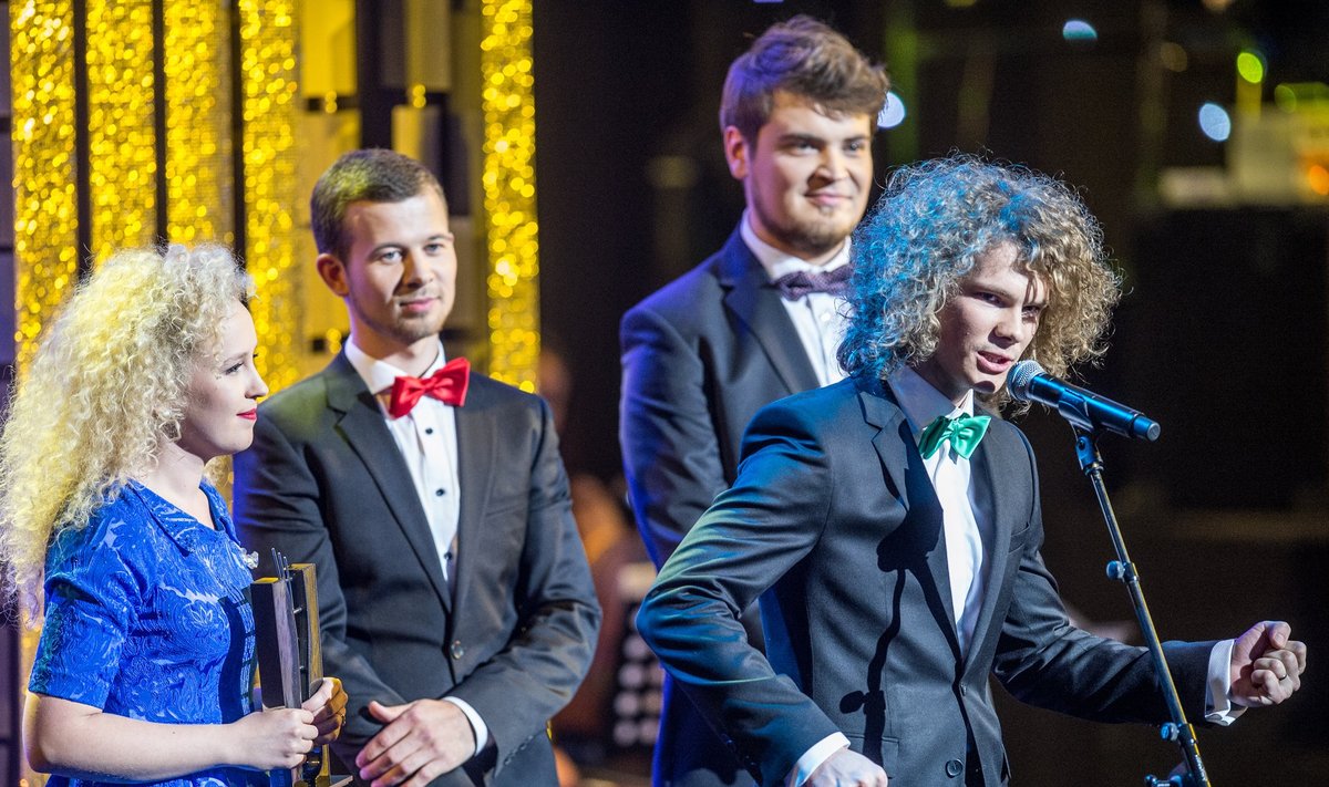 Eesti Muusikaauhindade gala - Curly Strings riisus koore