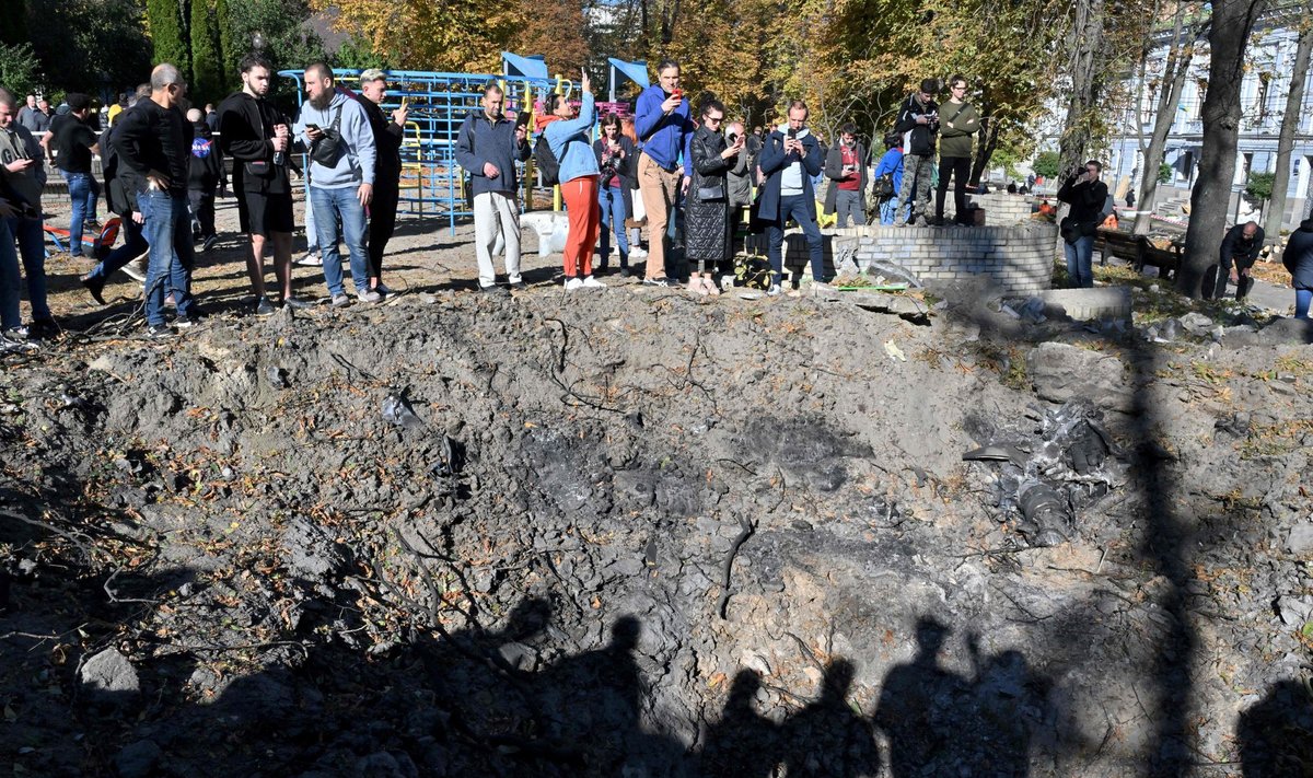 Eesti saatkonna vahetus läheduses asub rahva seas populaarne Tarass Ševtšenko park, kus on ka mänguväljak. Eile hommikul langes sinna kaks Venemaa tulistatud raketti.