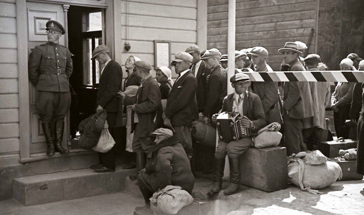 VAJATI VÕÕRTÖÖ­JÕUDU: Poola põllutöölised ootavad piiripunktis Eestisse pääsemist, 1937.