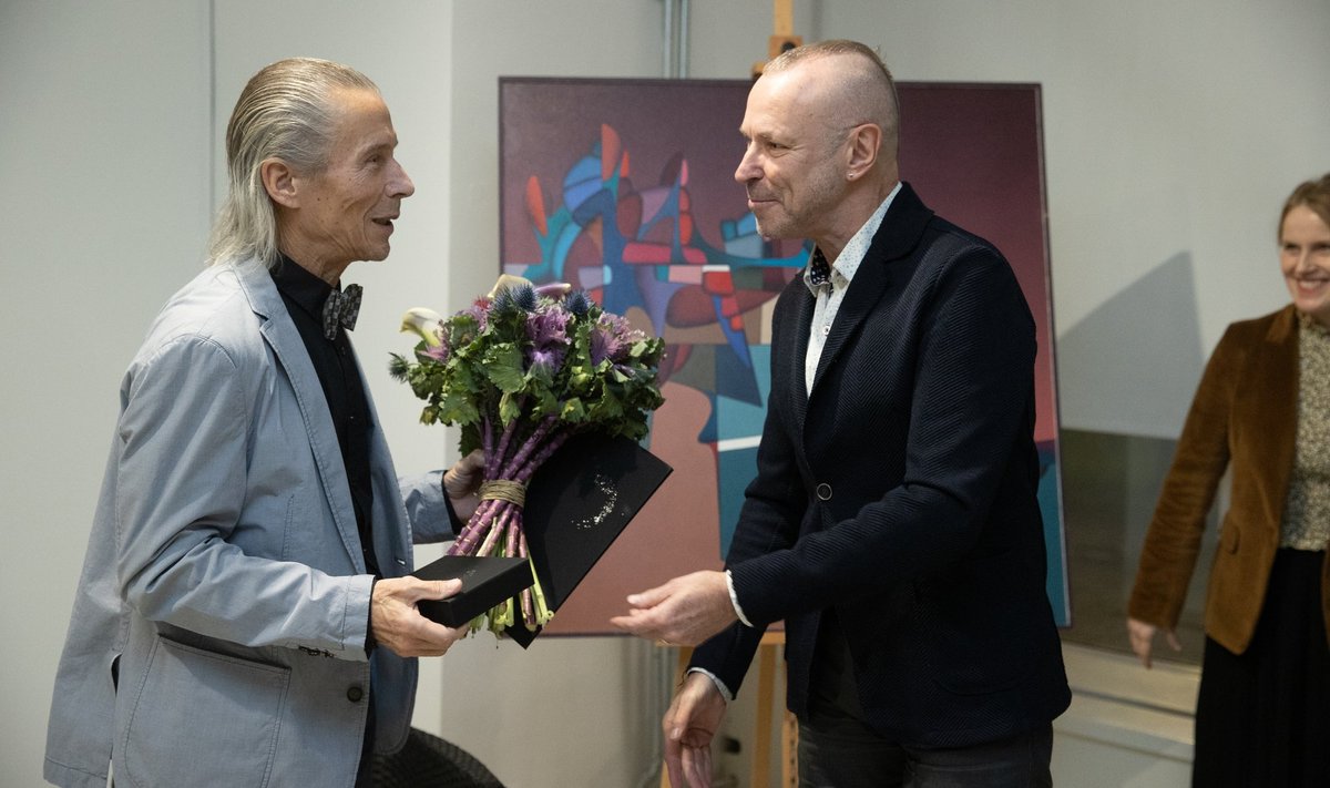 Konrad Mäe preemia üleandmine Tallinna Kunstihoone galeriis. René Kari ja žürii liige Harry Liivrand