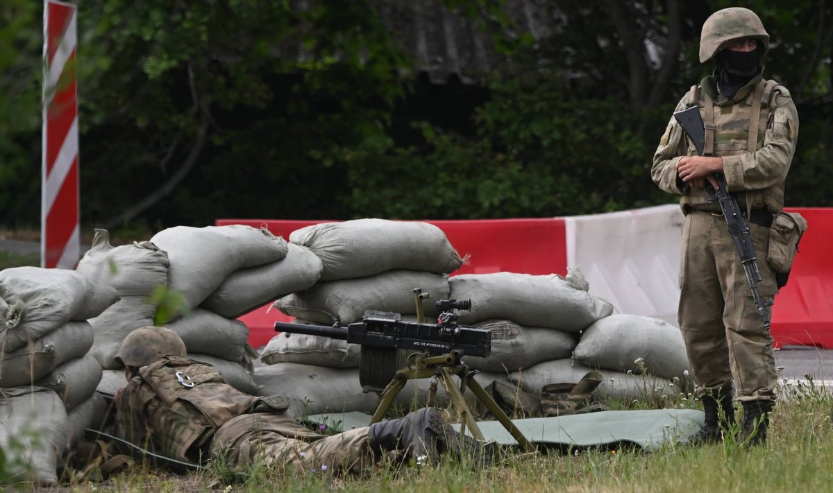 Venemaa pealinnas ja Moskva oblastis kehtestati täna võimalike „terrorismivastane režiim“, mille käigus püstitasid Vene sõdurid Moskva teedele kontrollpunktid.