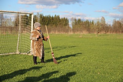 Küla tänavuse volbripeo teema oli "Nõiad hommikumantlites" ning mängiti luuajalgpalli, kust Maiegi kõrvale ei jäänud.