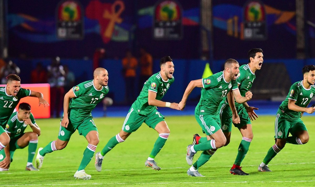 Alžeeria jalgpallurid juubeldavad