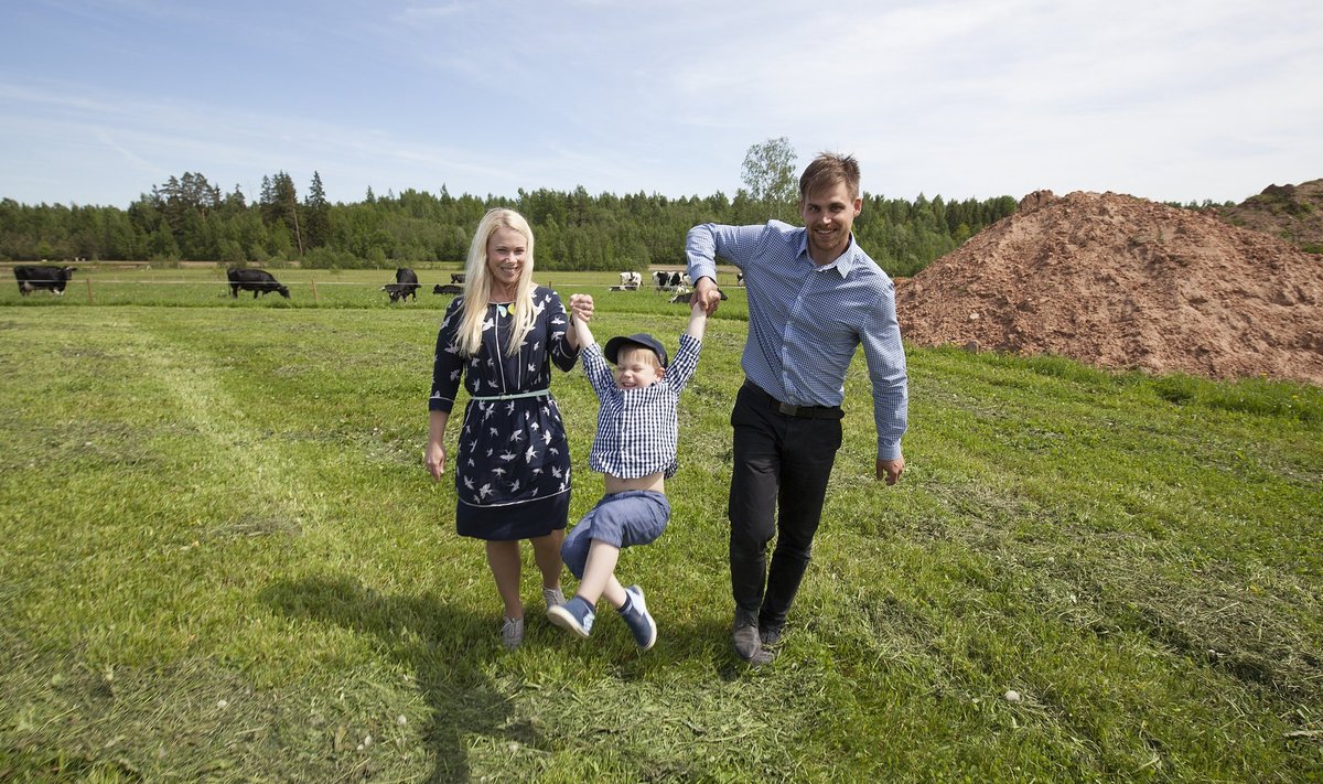 Noorperemees Viljar Veidenberg tunneb taluelust rõõmu koos abikaasa Kadri ja nelja-aastase poja Revoga.