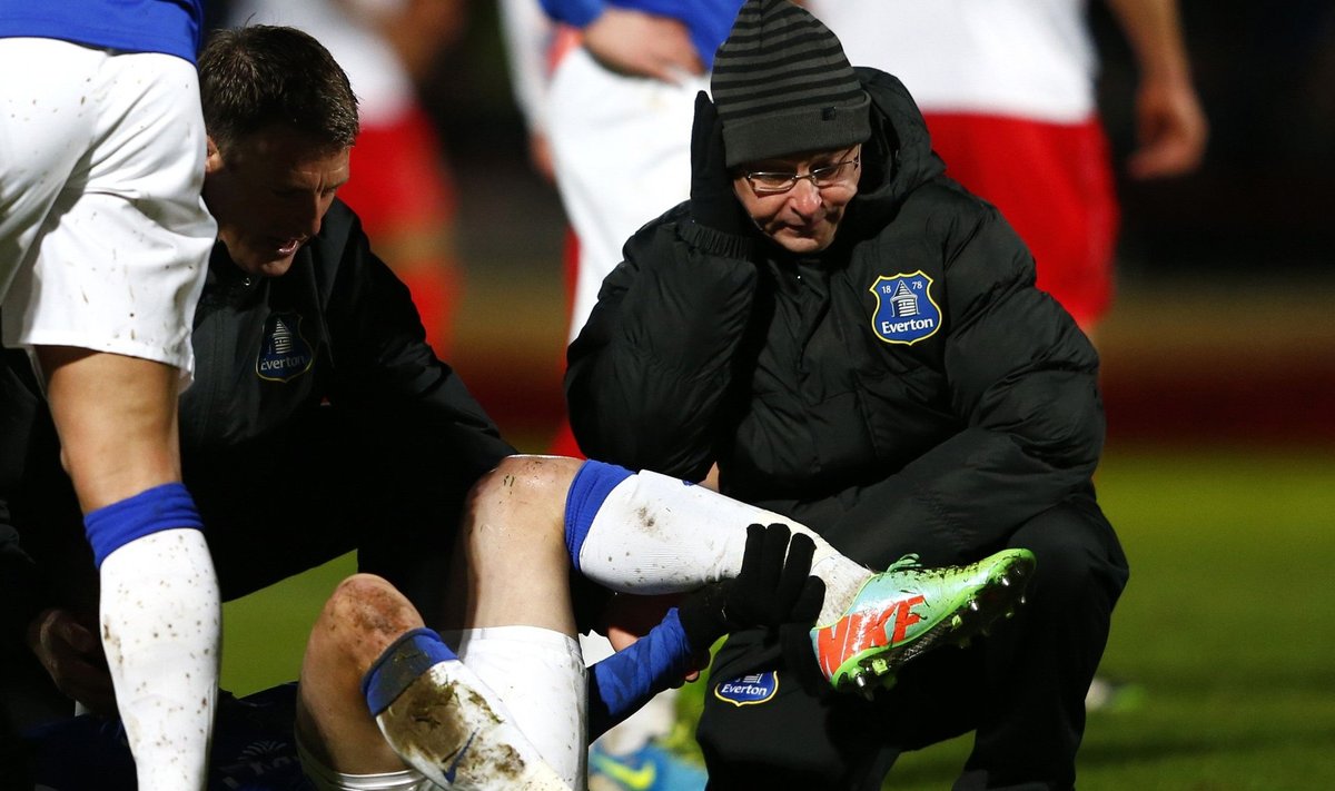 Evertoni füsioterapeut Oviedo murtud jalga üleval hoidmas.