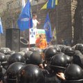 У администрации президента в Киеве подожгли покрышки