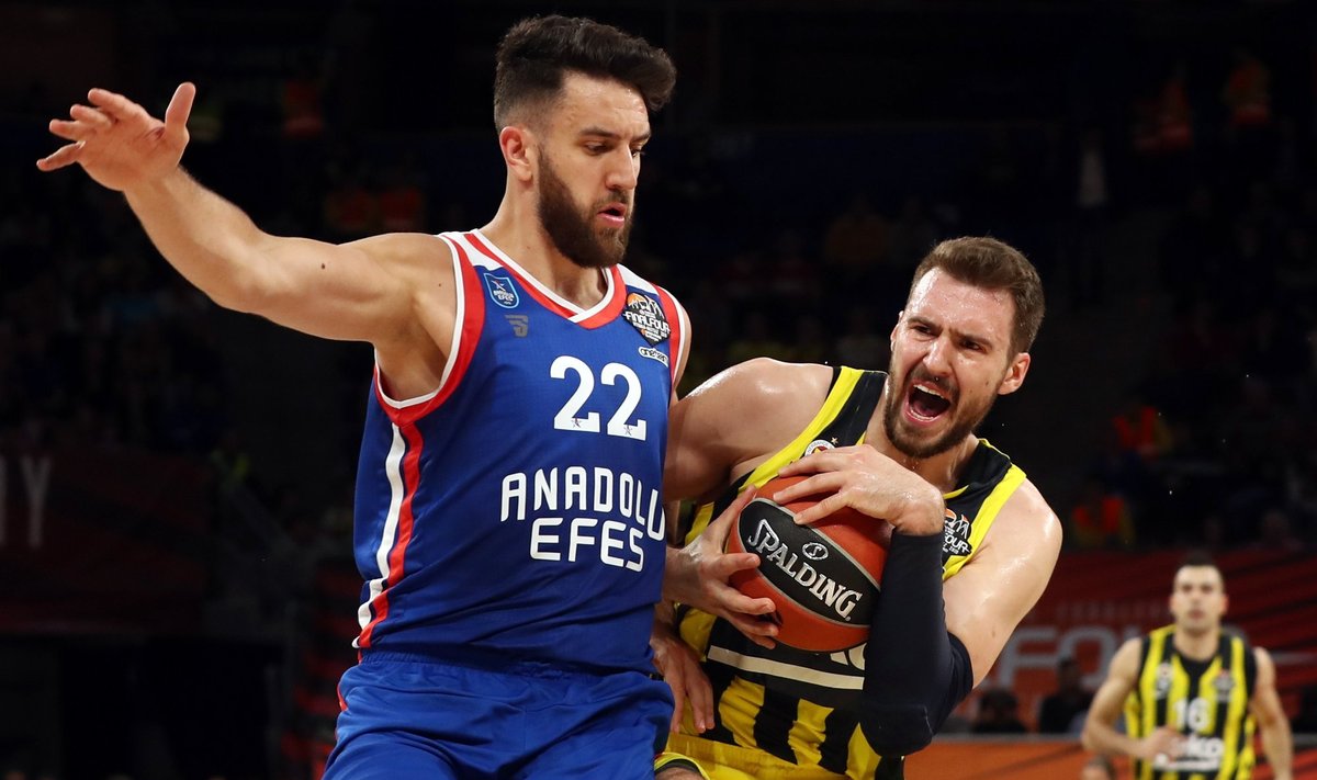 Istanbuli Fenerbahce sai Türgi Superliiga poolfinaalseeria avakohtumises ajalooliselt suure võidu.