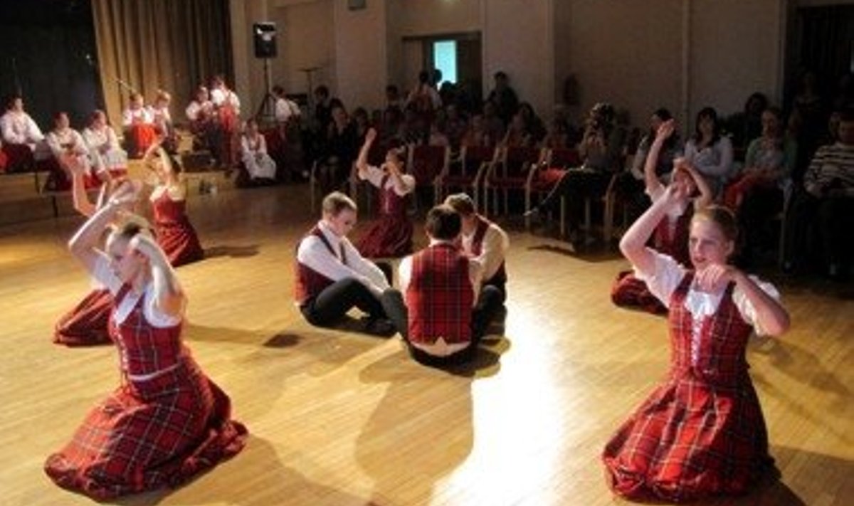 29. aprillil tähistatakse kogu maailmas tantsupäeva. Saku vallas korraldati sel puhul kaks üritust: 27. aprillil oli tantsuetendus Kurtna koolimajas ja 28. aprillil Saku Valla Majas.