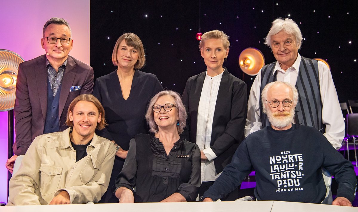 Esimese saate mänguseltskond on koos: tagumises reas vasakult saatejuht Margus Saar, Margit Kilumets, Veronika Portsmuth,, Ivo Linna. Ees istuvad Franz Malmsten, Liina Tennosaar ja Raul Talmar.