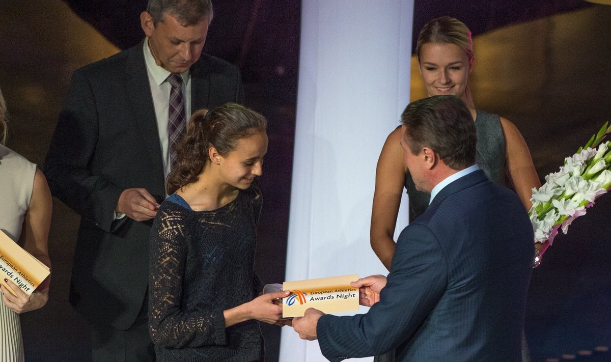 Annita Hinriksdottir oktoobris Lennusadamas Sergei Bubkalt "Euroopa tõusva naiskergejõustiklase" auhinda kätte saamas.