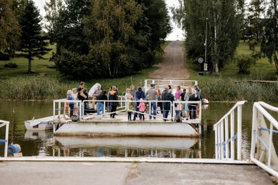 Euroopas ainus säilinud käsiajamiga Kavastu praam ootab külastajaid.