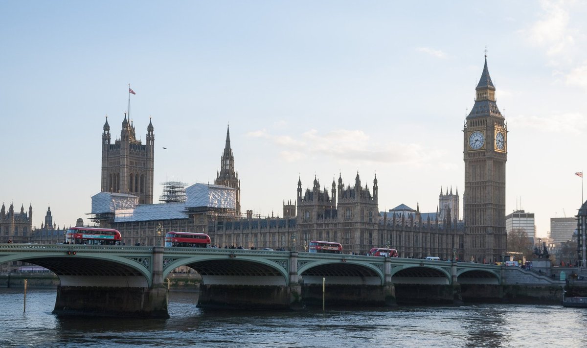 Õhtune London. Loojuv päike kuldab veel Big Beni ja parlamendihoonet. 