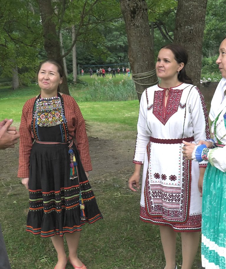 “Meie hõimlaste” saatejuht Ivo Tšetõrkin Lääne-Eestis kohtumas marilastega, kes igal aastal korraldavad hõimlaste kokkutulekuid.