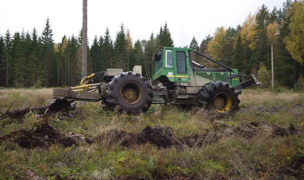 Maapinna ettevalmistamise masin, RMK John Deer metsas kündmas