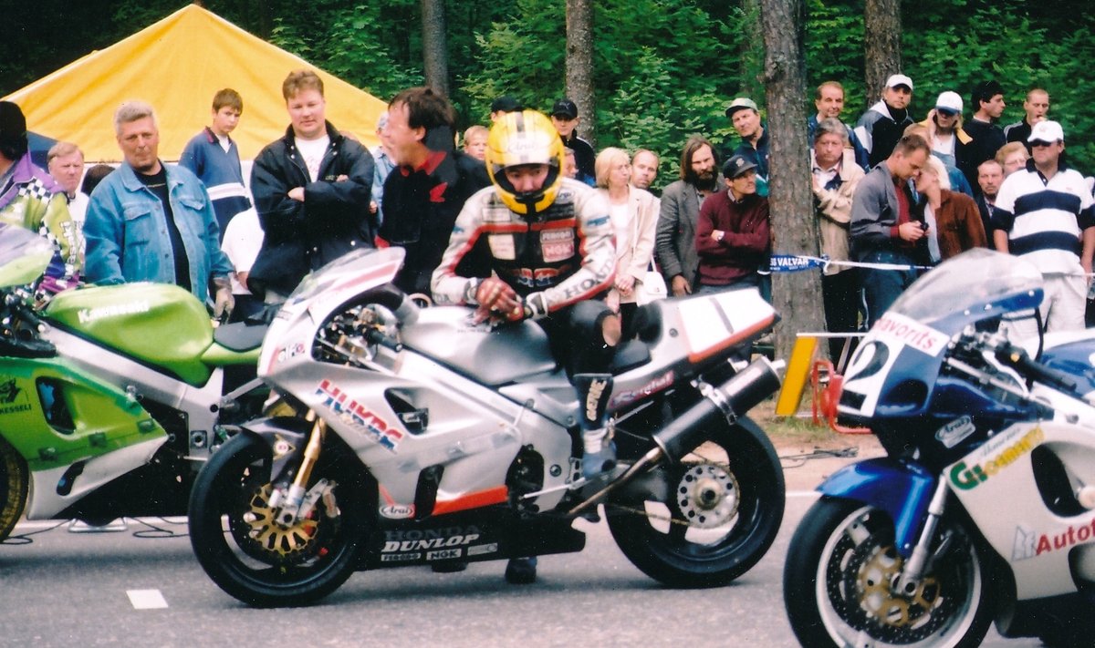 2000. aasta Kalevi Suursõidu superbike-klassi sõidu eel. Selle võidukihutamise võit jäi Dunlopile viimaseks. Nr 1 Joey Dunlop.